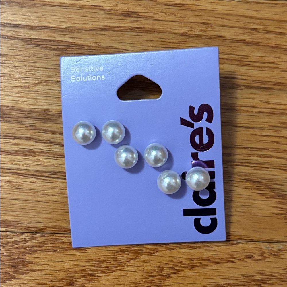 NEW Claire’s 3 Pairs White Faux Pearl Earrings Preppy Sensitive Solutions Small